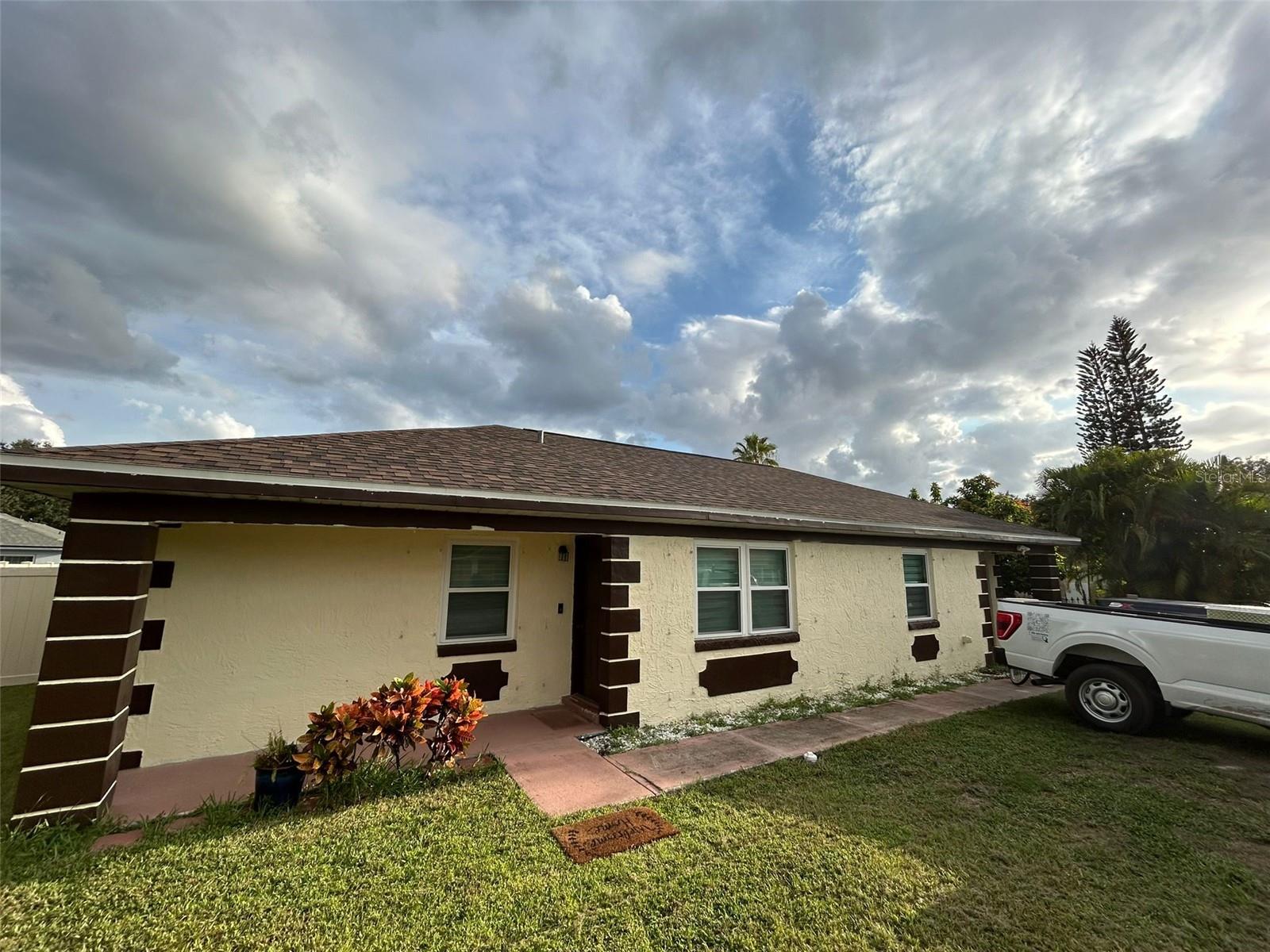 Welcome to this charming and well-maintained home for rent in the heart of Orlando! Located at 212 Mississippi Woods Ln, this spacious property offers 2 bedrooms and 2 bathrooms with a comfortable layout and modern finishes. The home features a bright living area, a functional kitchen with ample cabinet space, and a private backyard—perfect for relaxing or entertaining.
Conveniently located near major highways, schools, shopping centers, and the Orlando International Airport, this property offers both comfort and accessibility. Don’t miss your chance to live in a peaceful neighborhood with no HOA.