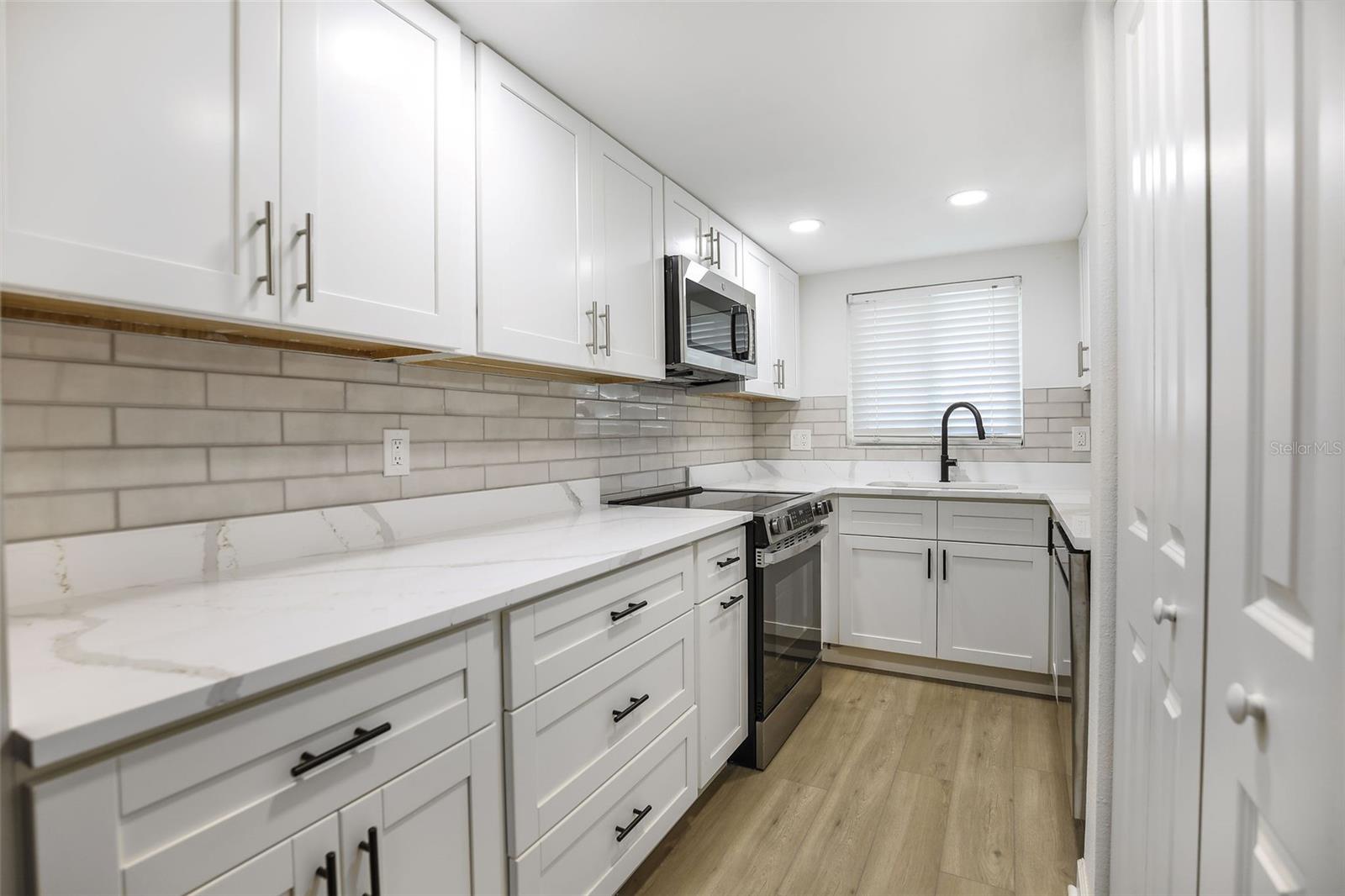 LAKE OVERLOOK APTS - Residential Lease