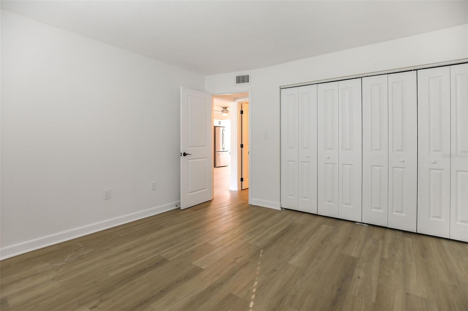 LAKE OVERLOOK APTS - Residential Lease