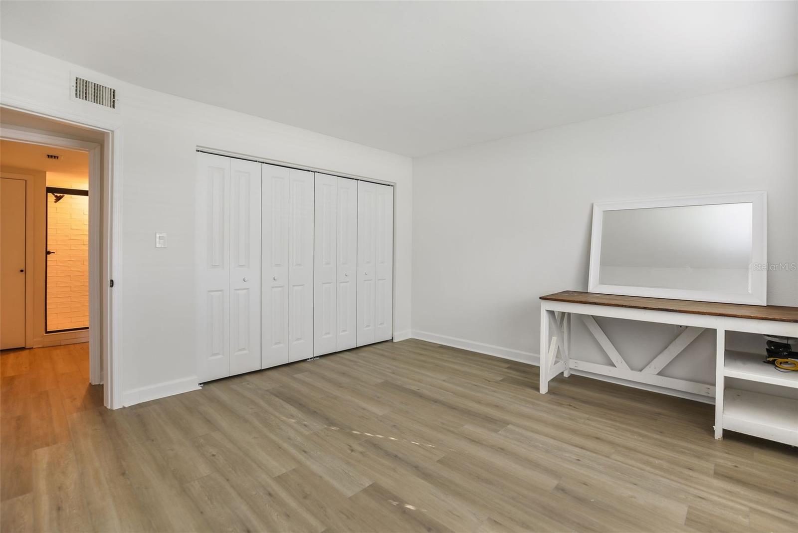 LAKE OVERLOOK APTS - Residential Lease