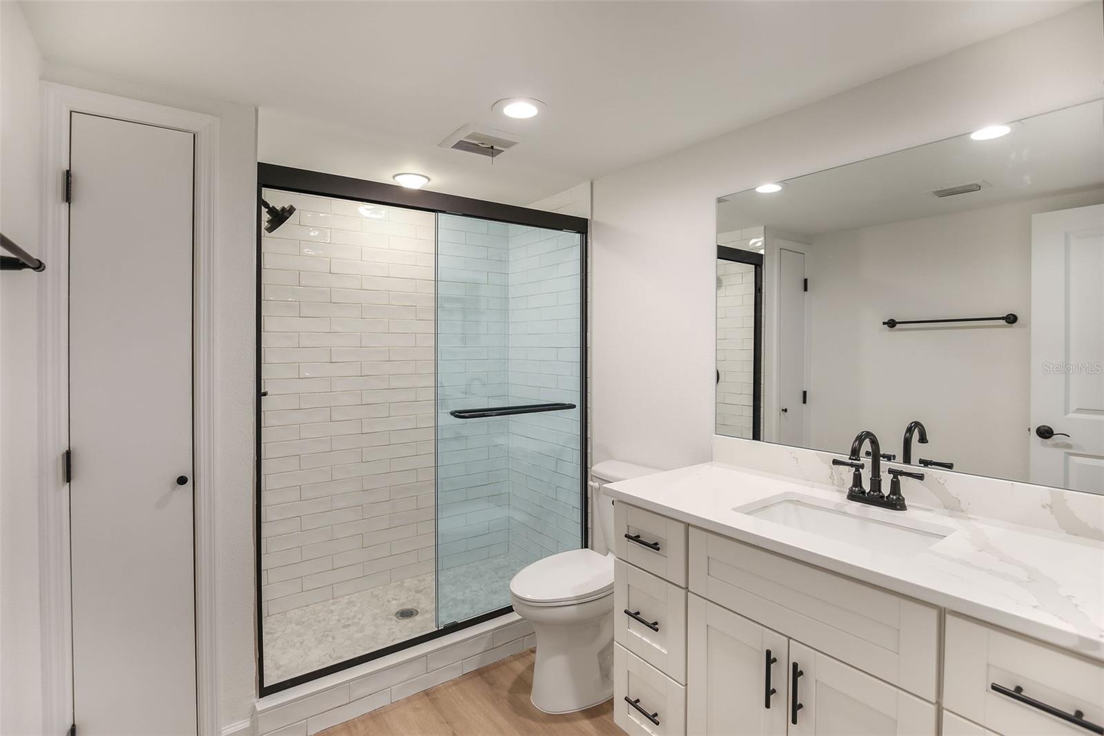 LAKE OVERLOOK APTS - Residential Lease