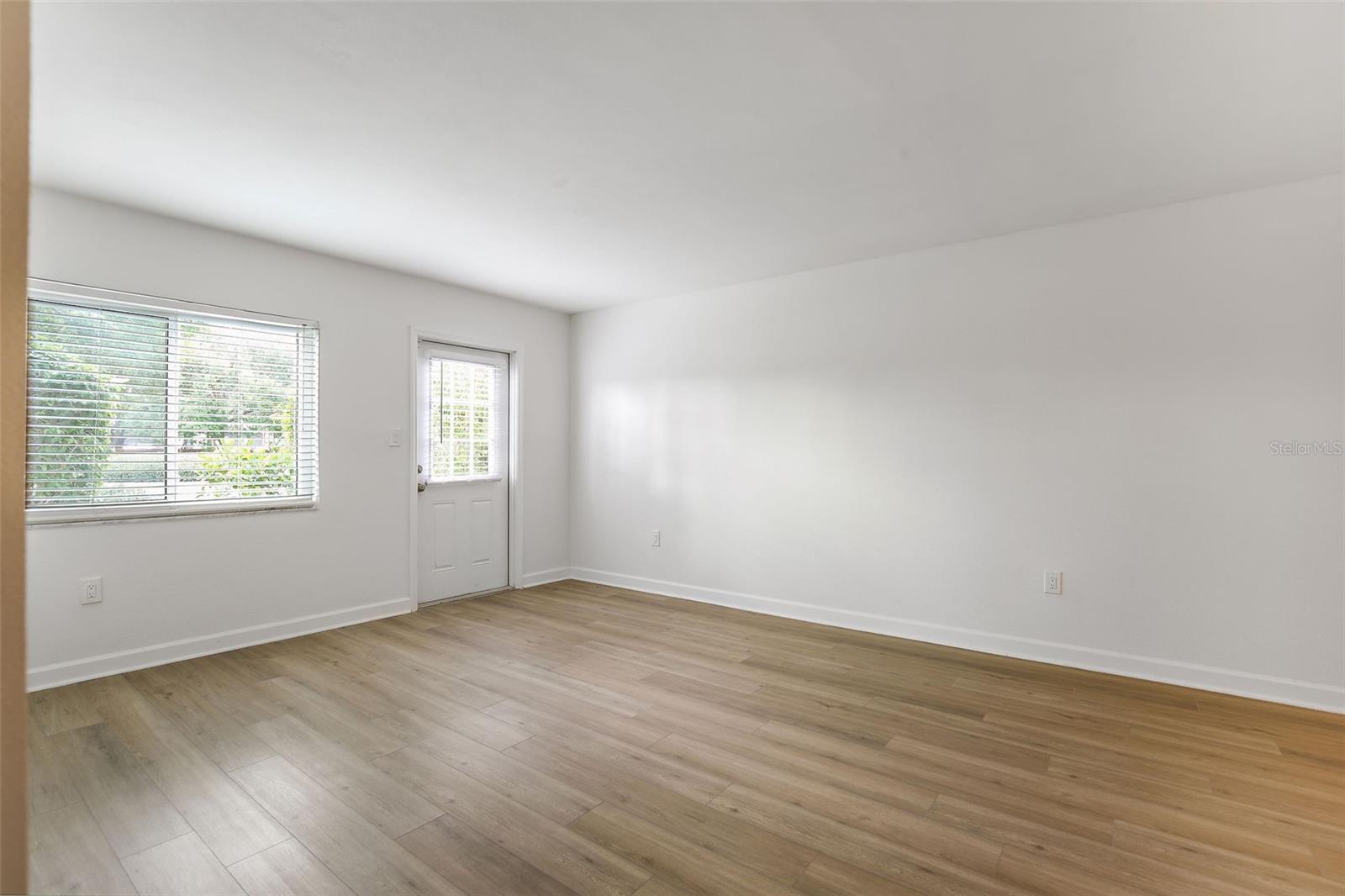 LAKE OVERLOOK APTS - Residential Lease