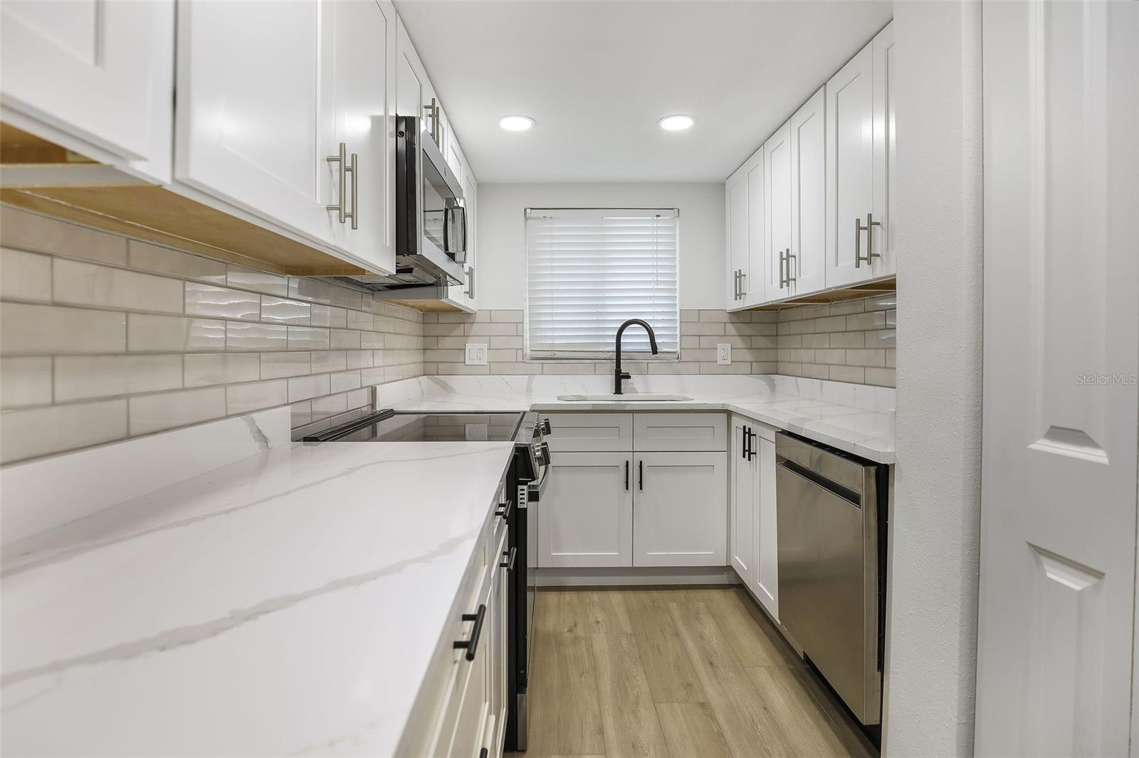 LAKE OVERLOOK APTS - Residential Lease