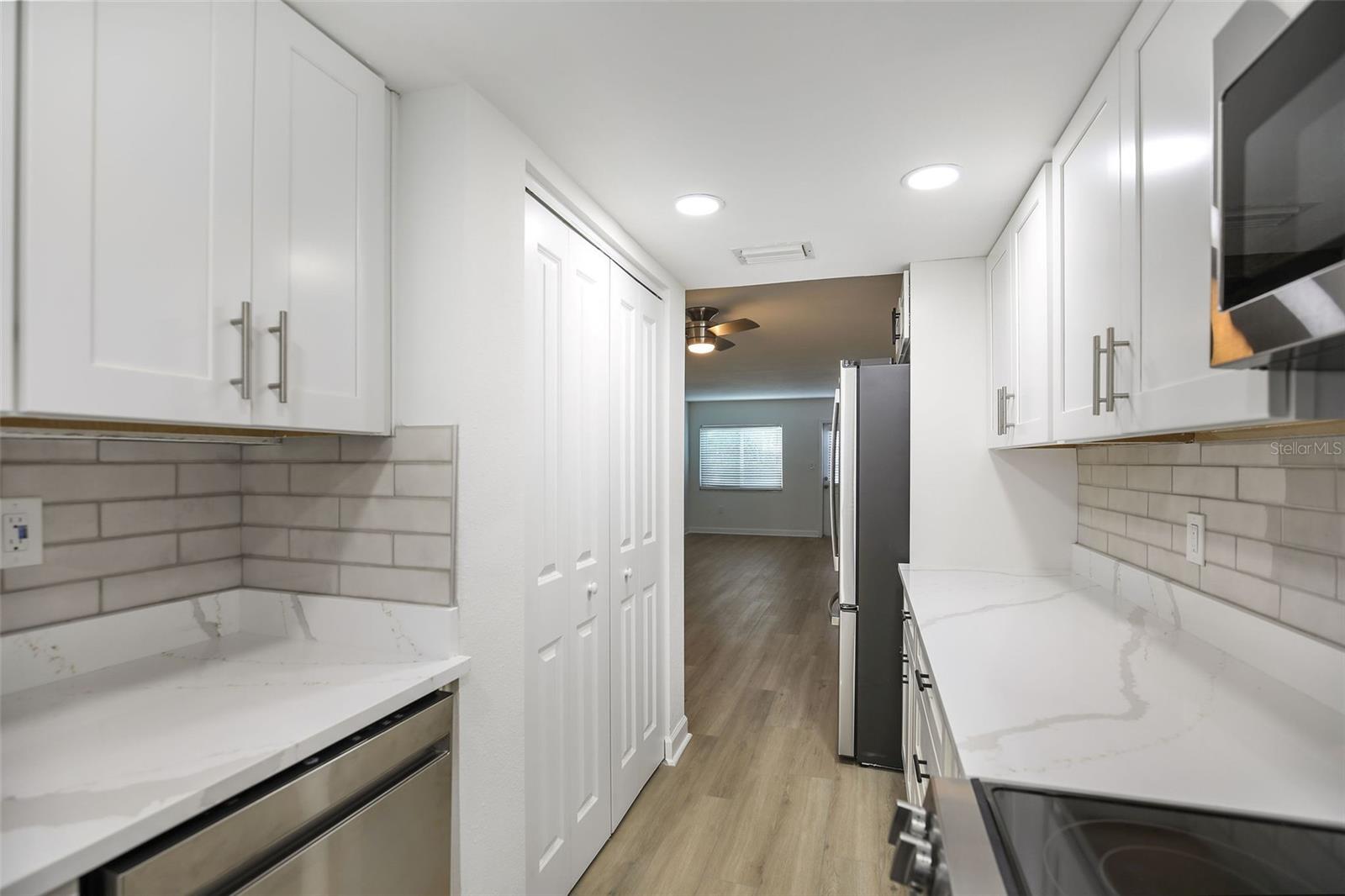 LAKE OVERLOOK APTS - Residential Lease