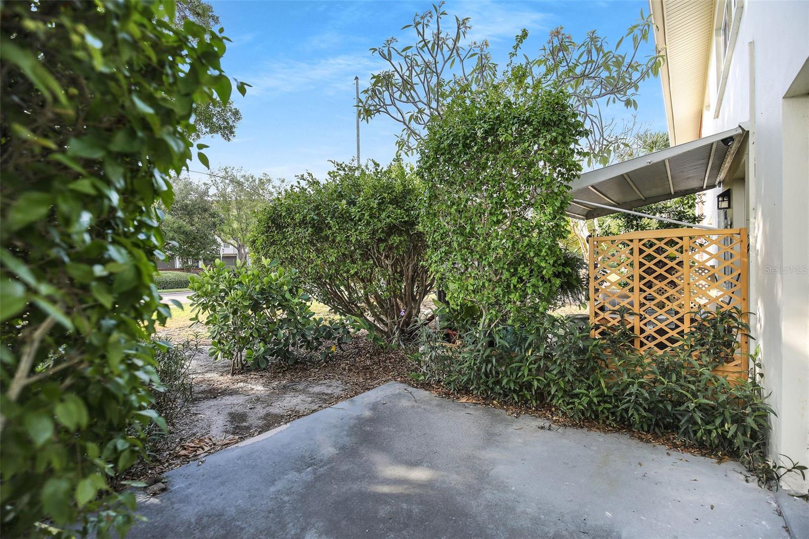 LAKE OVERLOOK APTS - Residential Lease