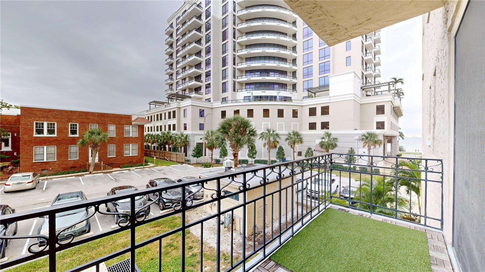 BAYSHORE ROYAL CONDO - Residential