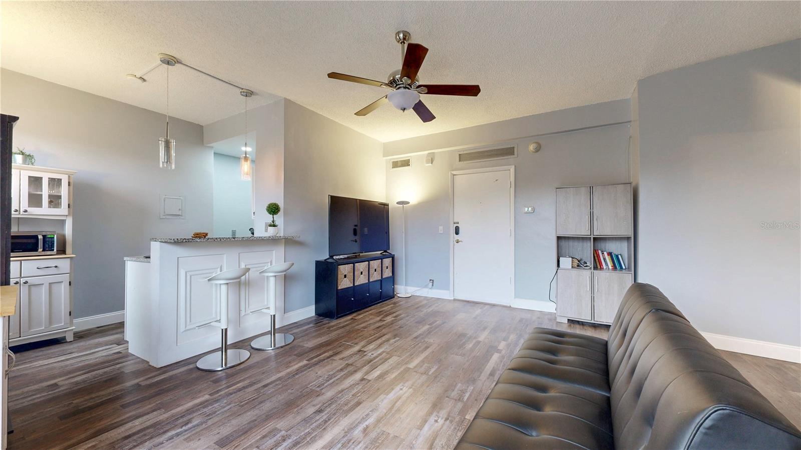 BAYSHORE ROYAL CONDO - Residential