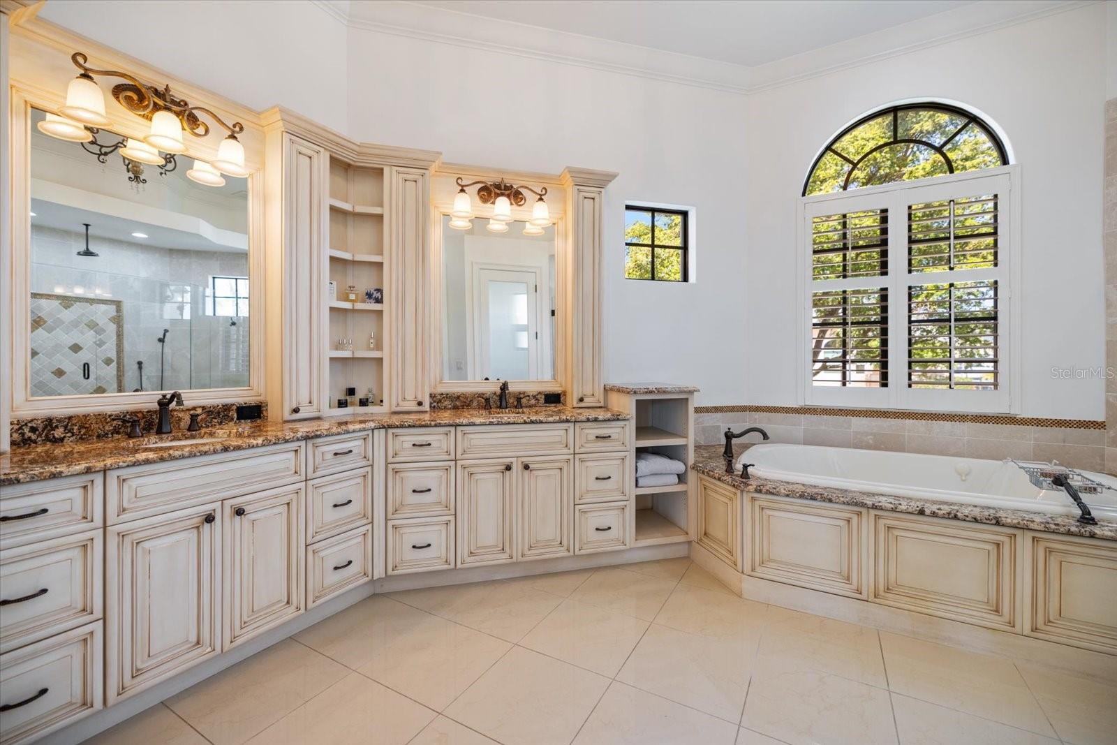 COUNTRY CLUB SHORES - Residential