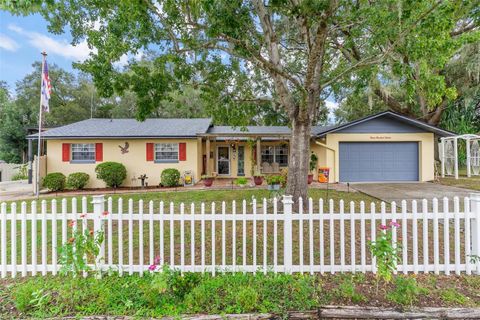 Photo of 712 Southern Drive, Fruitland Park, FL 34731 (MLS # G5102546)