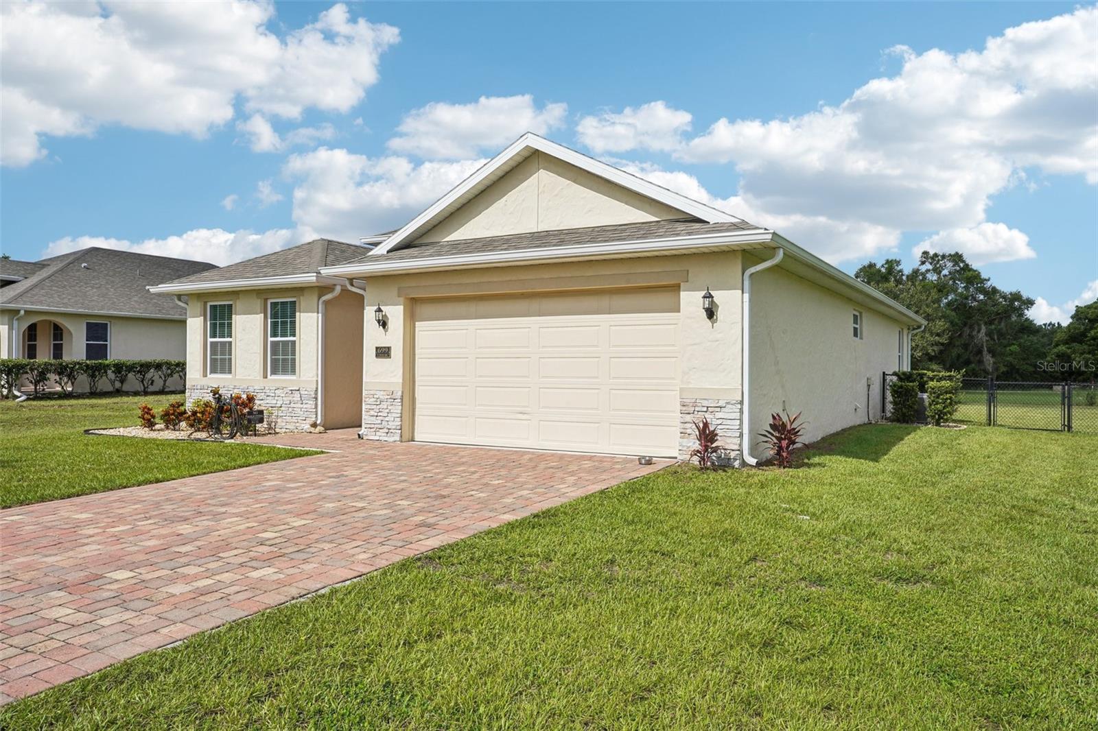 HOWEY PALM GARDENS - Residential