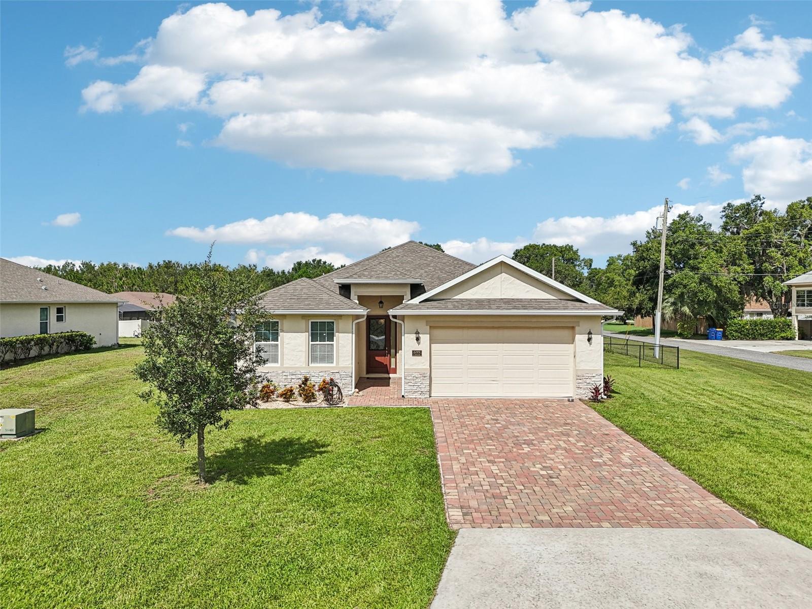 HOWEY PALM GARDENS - Residential