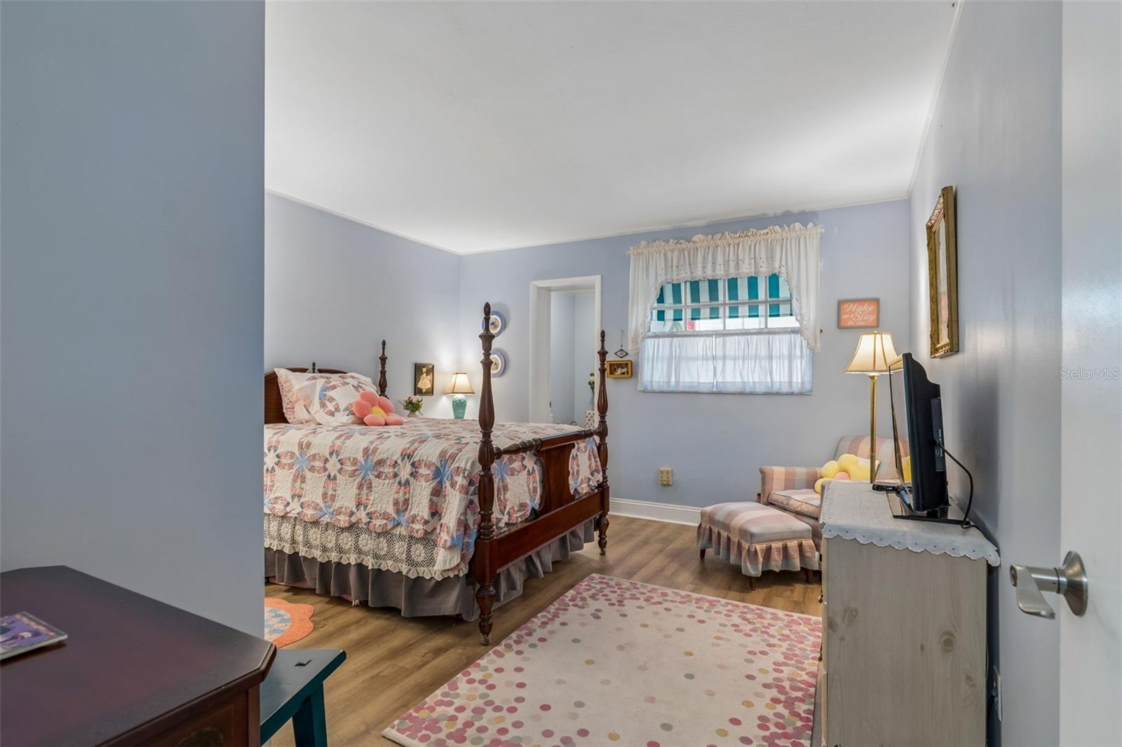 DOUGLAS ARMS - Residential