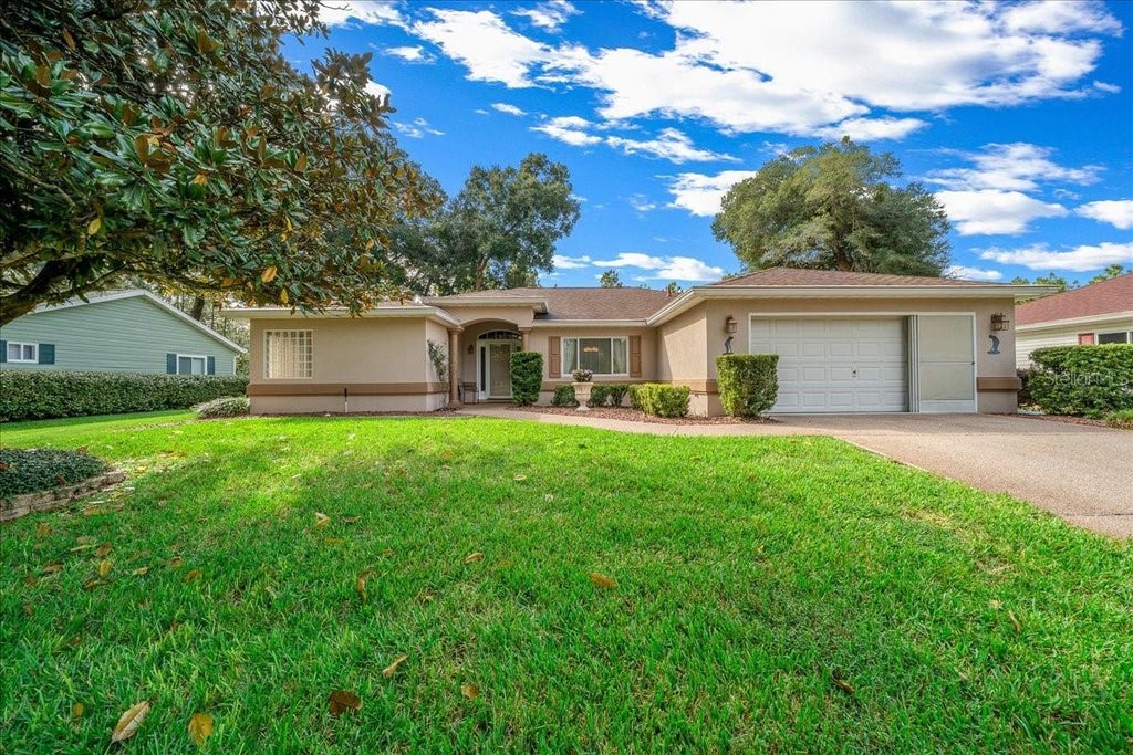 Photo of 14336 SW 112th Circle, Dunnellon, FL 34432 (MLS # OM733589)