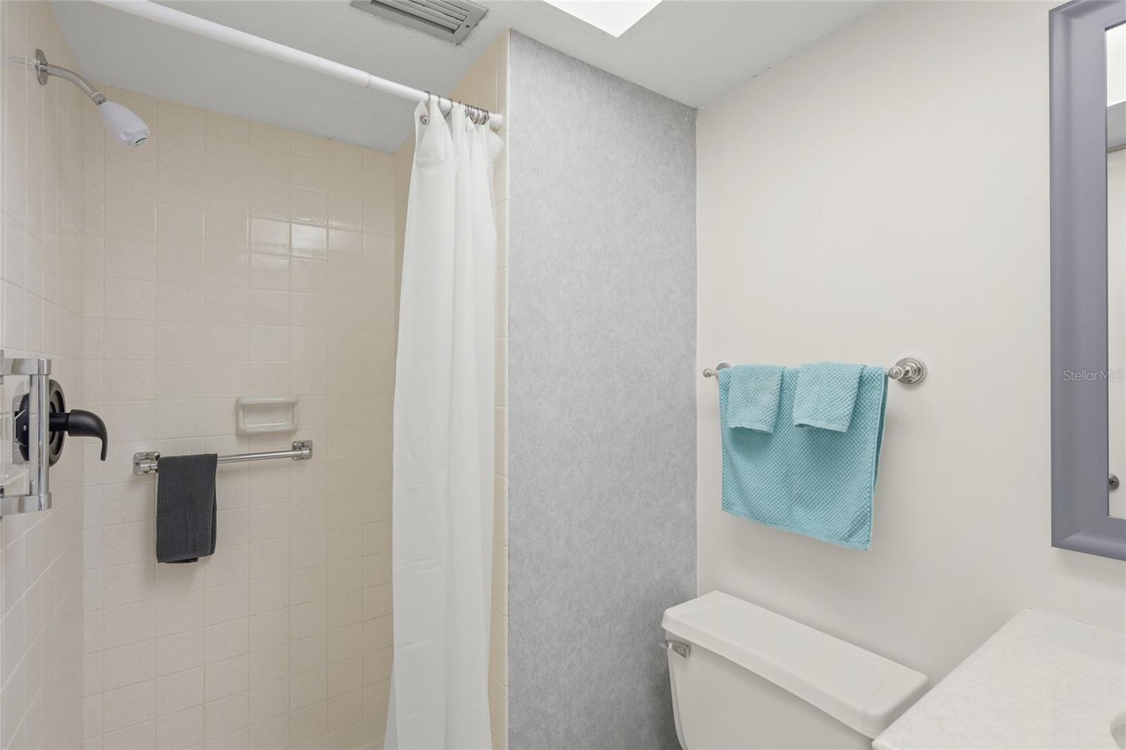 HOLIDAY APTS - Residential Lease