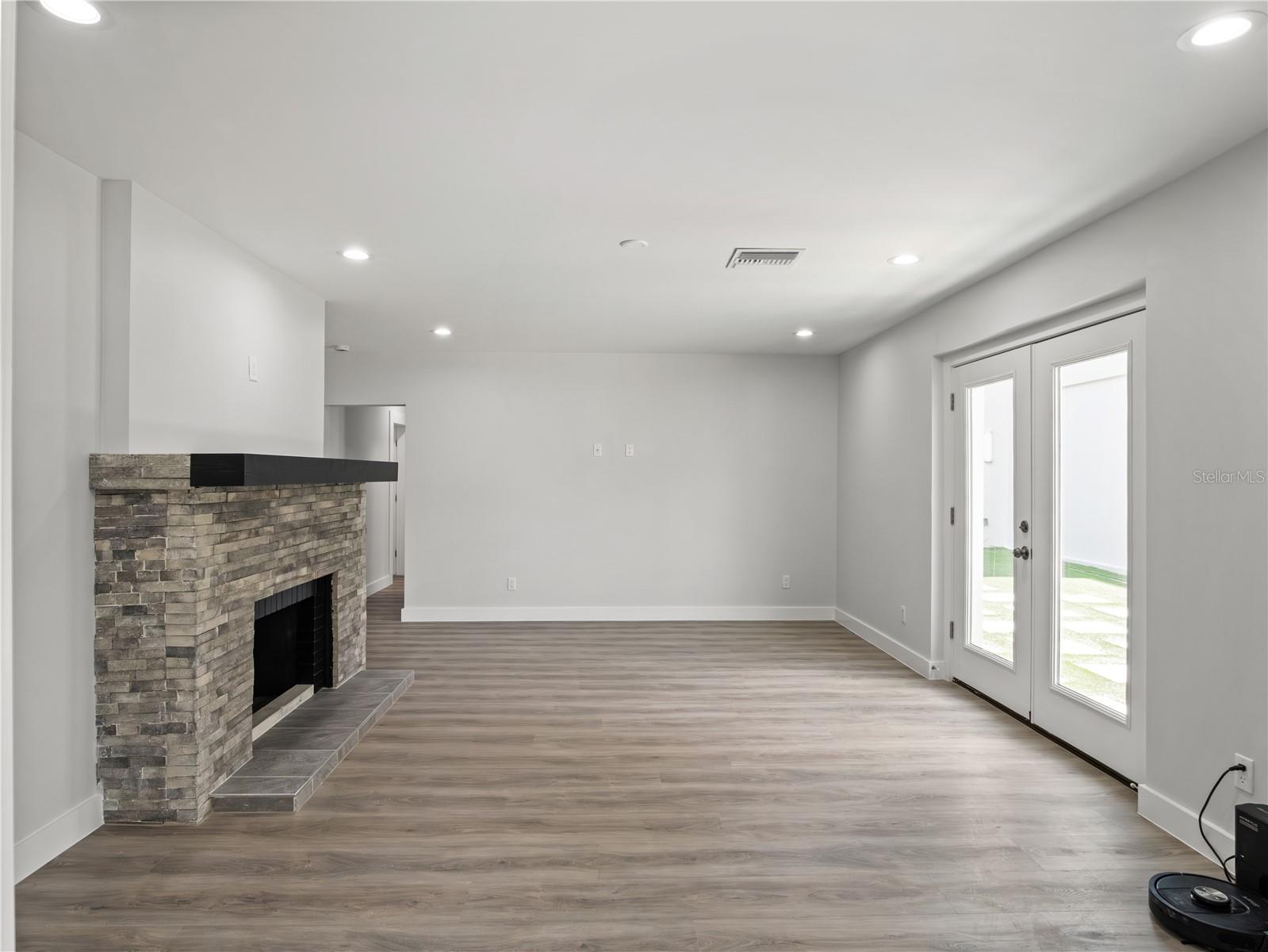 1190 W LAKESHORE DRIVE