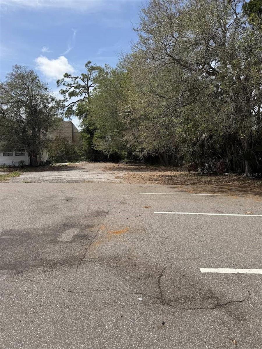 1042 N DIXIE FREEWAY