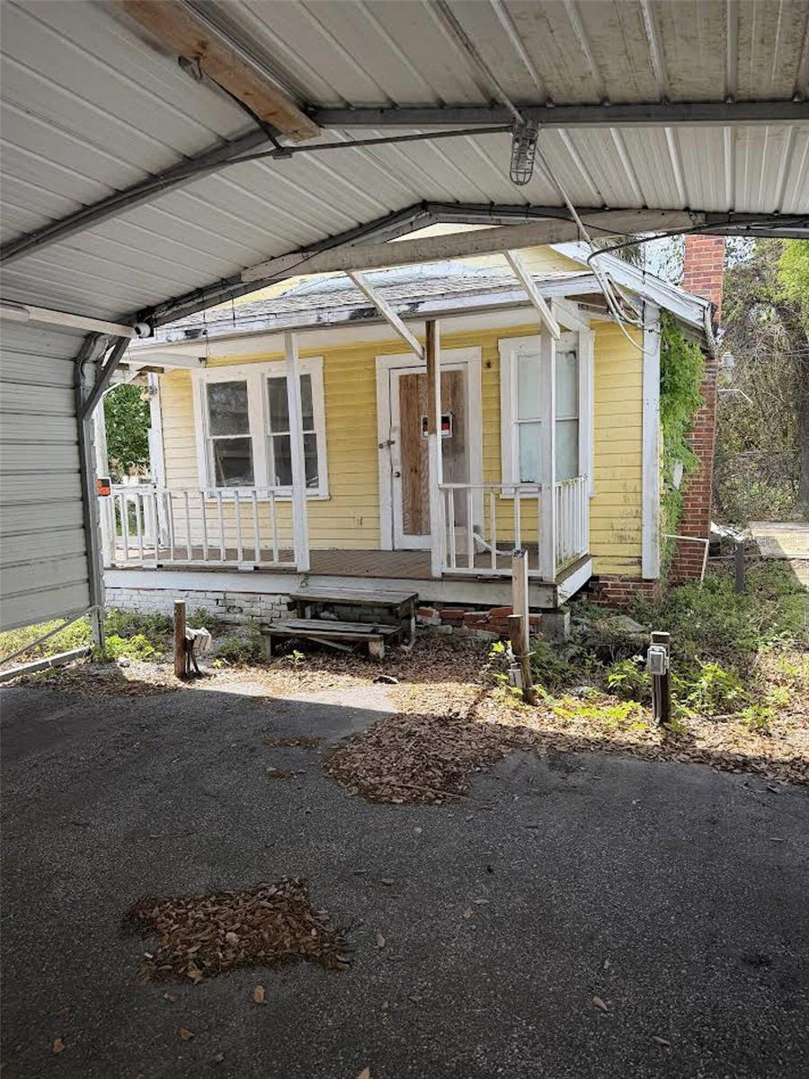 1042 N DIXIE FREEWAY