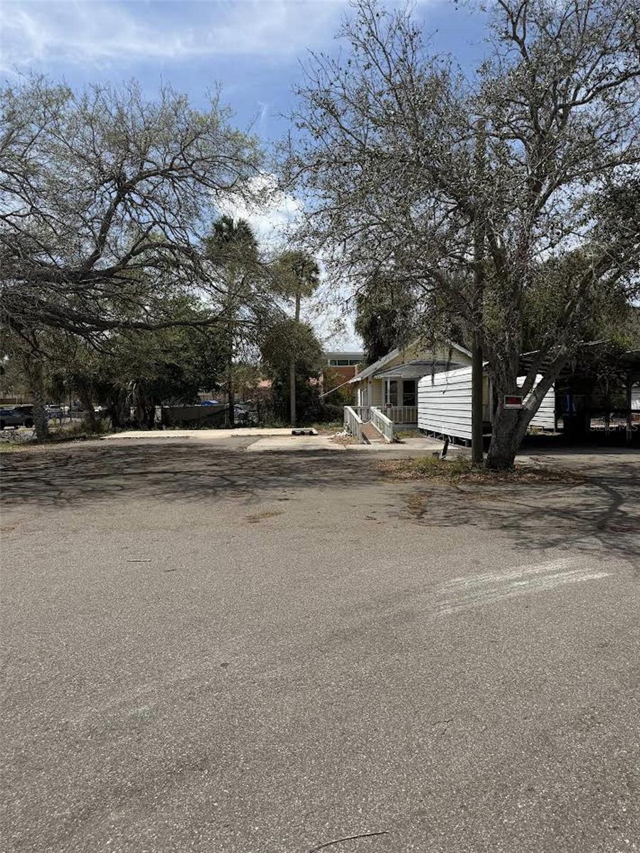 1042 N DIXIE FREEWAY