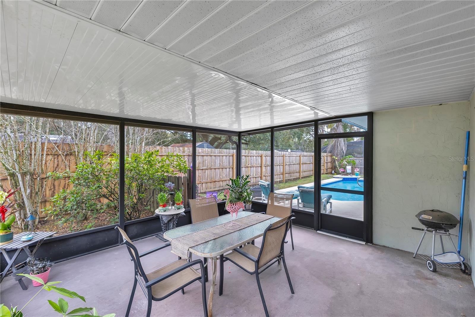 2598 SHEFFIELD AVENUE