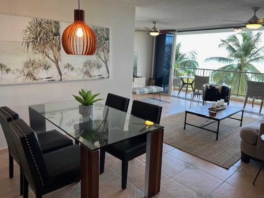 Beautifully furnished apartment with a bohemian style in Cond. Villas del Mar, Isla Verde. Enjoy ocean views, a pool, gym, 24/7 security, and partial generator. Includes 1 parking space.
Prime location near the airport, restaurants, and shops.