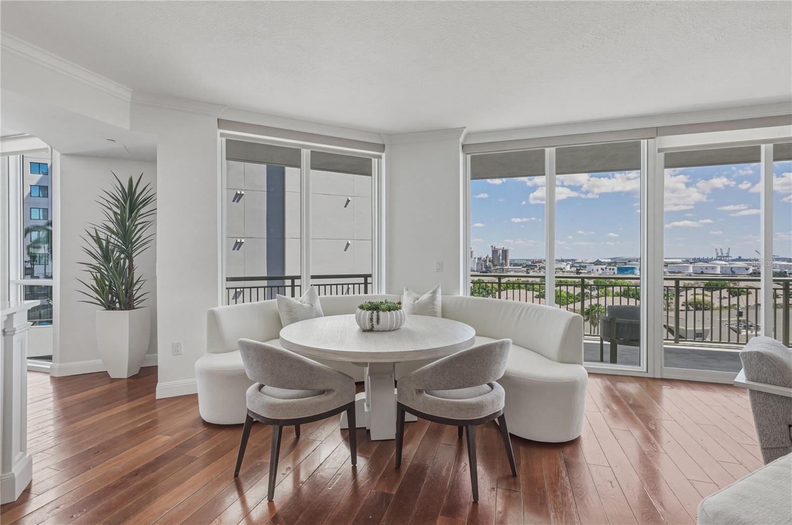 THE PLAZA HARBOUR ISLAND A CON - Residential