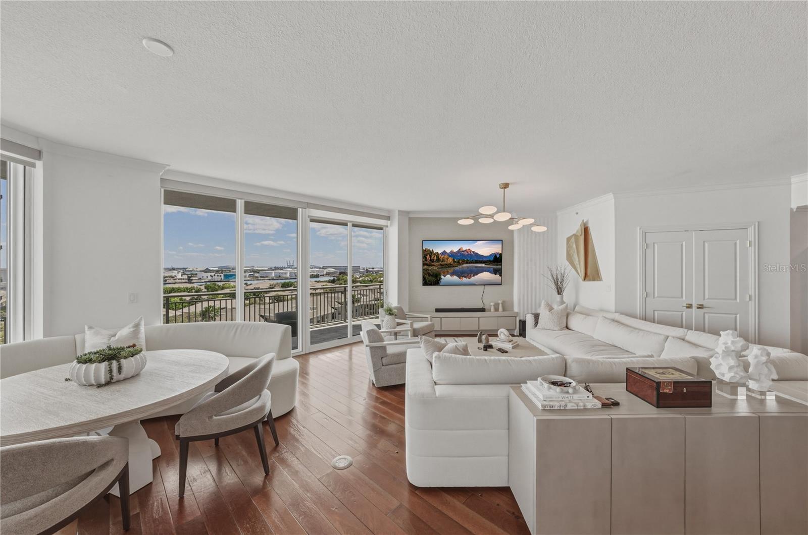 THE PLAZA HARBOUR ISLAND A CON - Residential