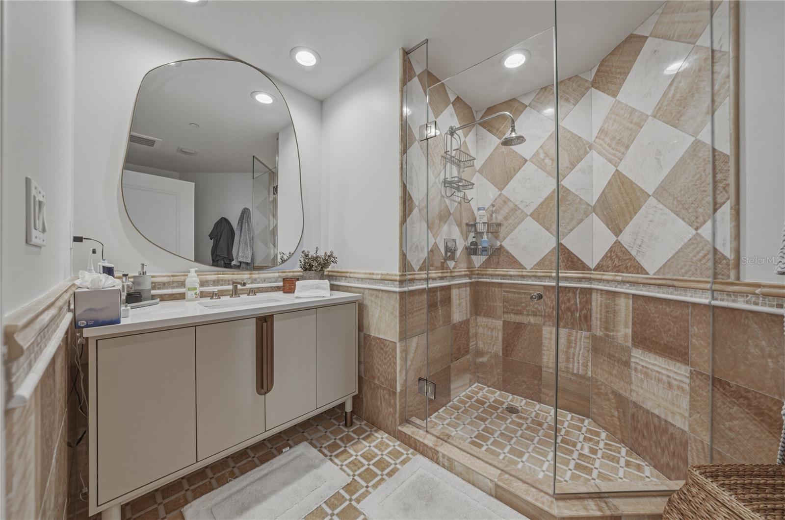 THE PLAZA HARBOUR ISLAND A CON - Residential