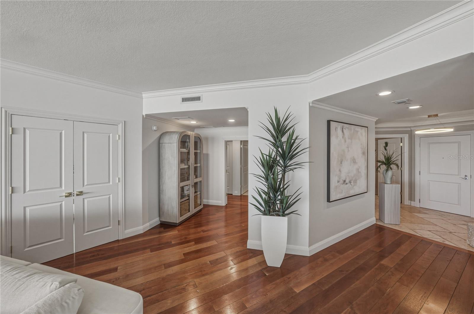 THE PLAZA HARBOUR ISLAND A CON - Residential