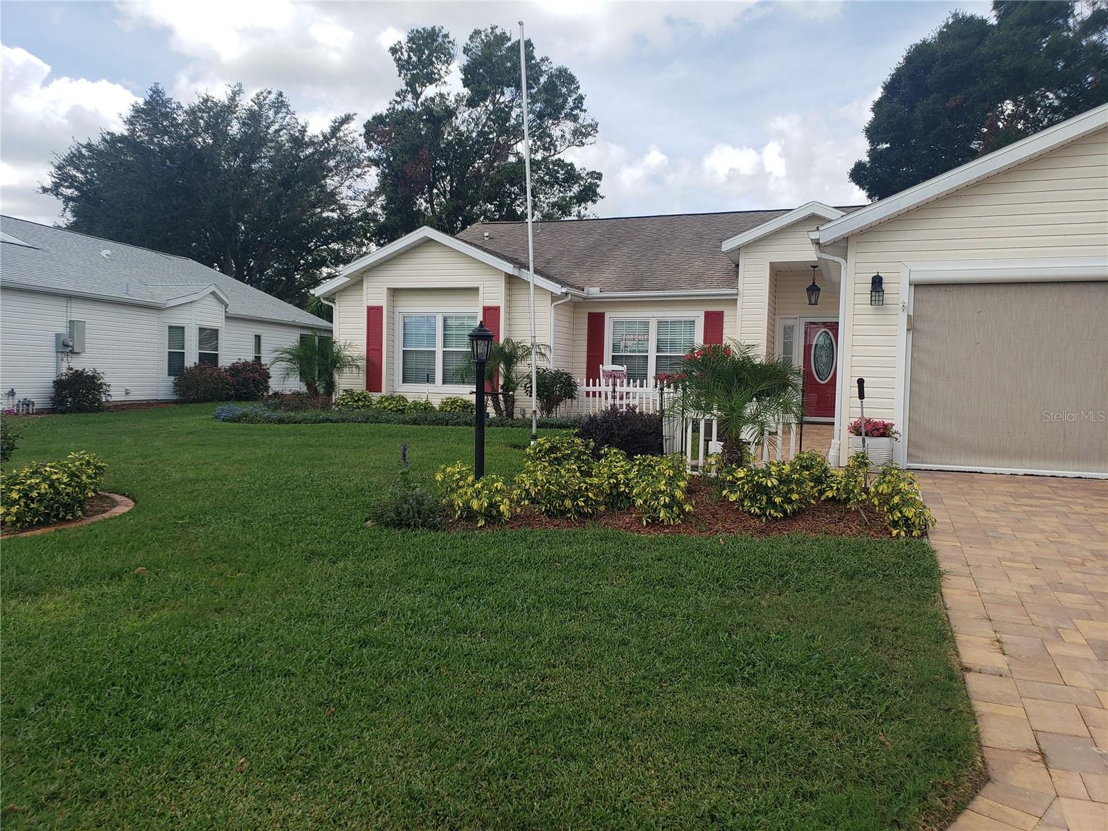 Beautiful turnkey furnished monthly rental available in the desirable Plantation at Leesburg. Three bedrooms, two baths, screened lanai.