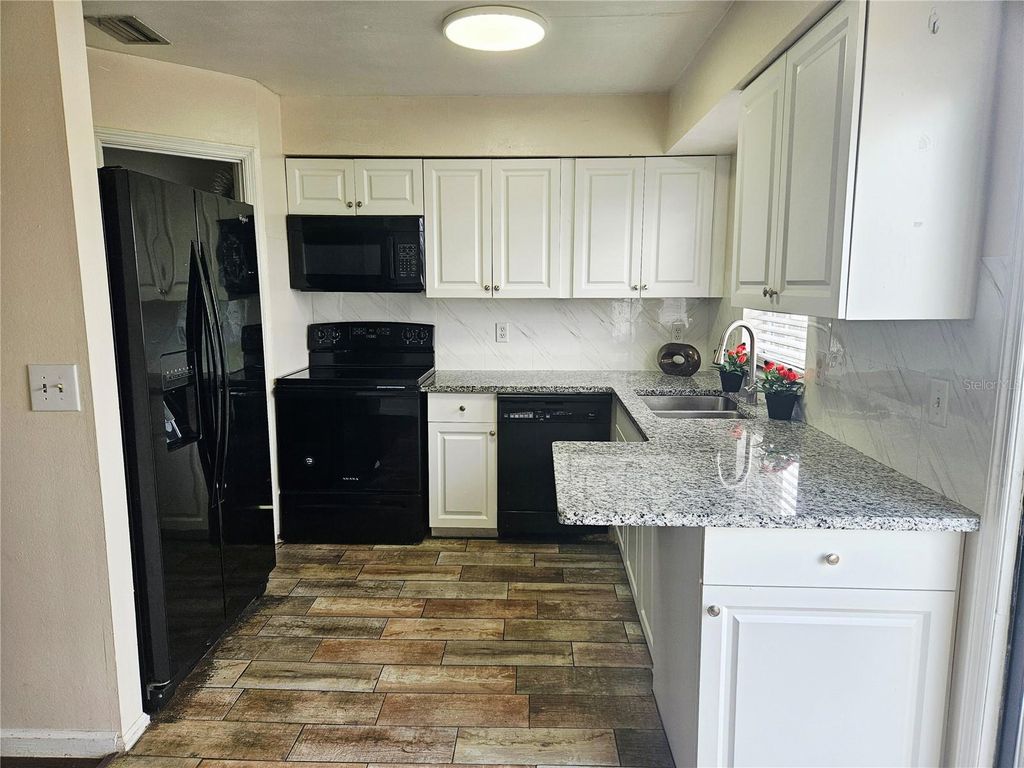 Photo of 1920 E Edgewood Drive #I12, Lakeland, FL 33803 (MLS # L4959916)