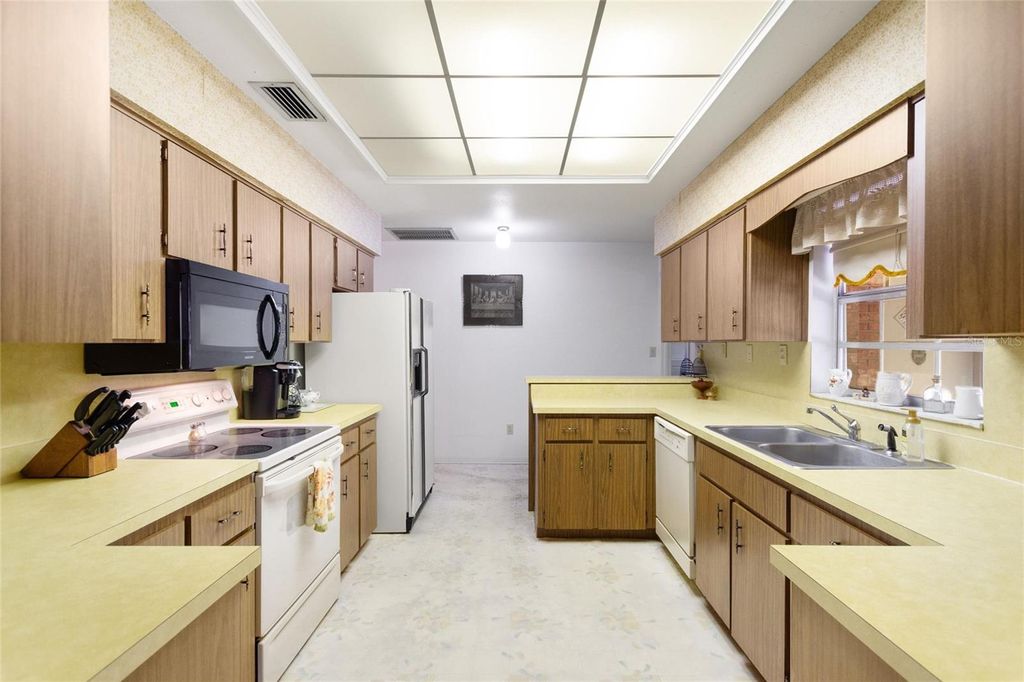 Photo of 1104 E Cherry Street, Plant City, FL 33563 (MLS # TB8441284)