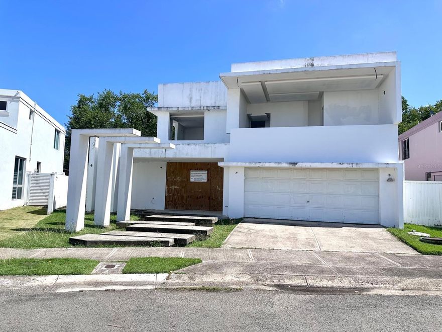 Discover this stunning residence with a pool in one of the most exclusive gated communities. Two spacious closets, designed for him and her.
Two laundry areas, providing greater convenience and functionality. A large pantry, perfect for additional storage. A "Man Cave" space, ideal for those who want their own entertainment or relaxation corner. Private pool
Office and gym areas
Total privacy, with no rear neighbors. The house needs finishing, allowing you to customize every detail to your liking and maximize its value. Photos show how the property may look once the project is completed.