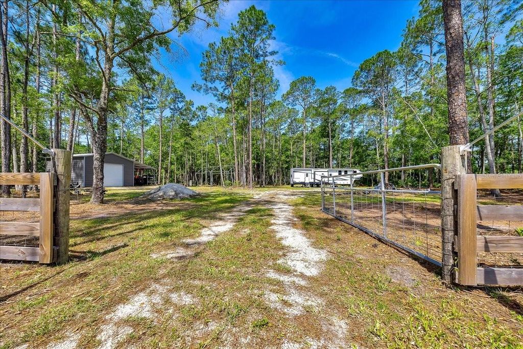 Photo of 18010 NE County Road 1471, Waldo, FL 32694 (MLS # OM717654)