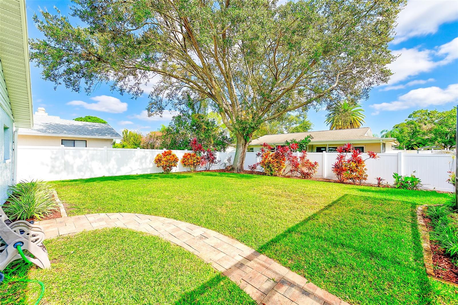 DEL ROBLES - Residential