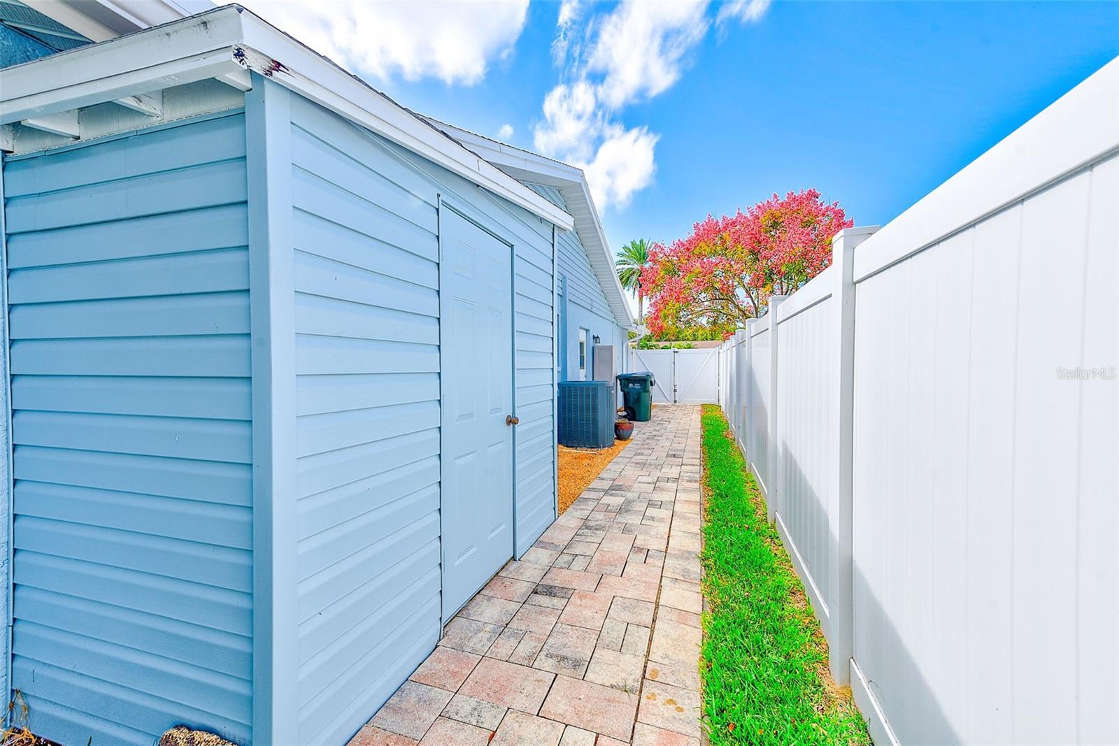 DEL ROBLES - Residential