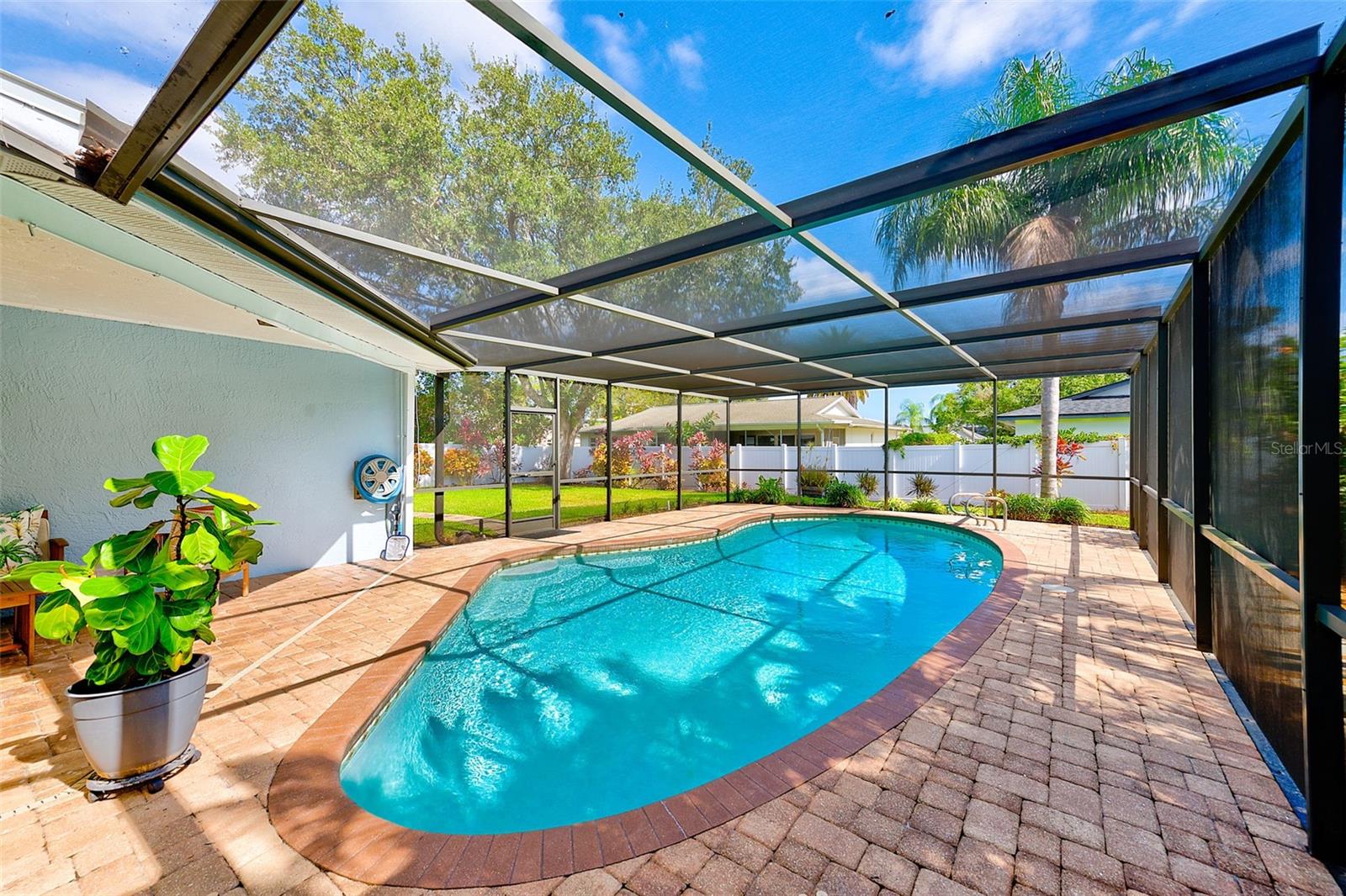 DEL ROBLES - Residential