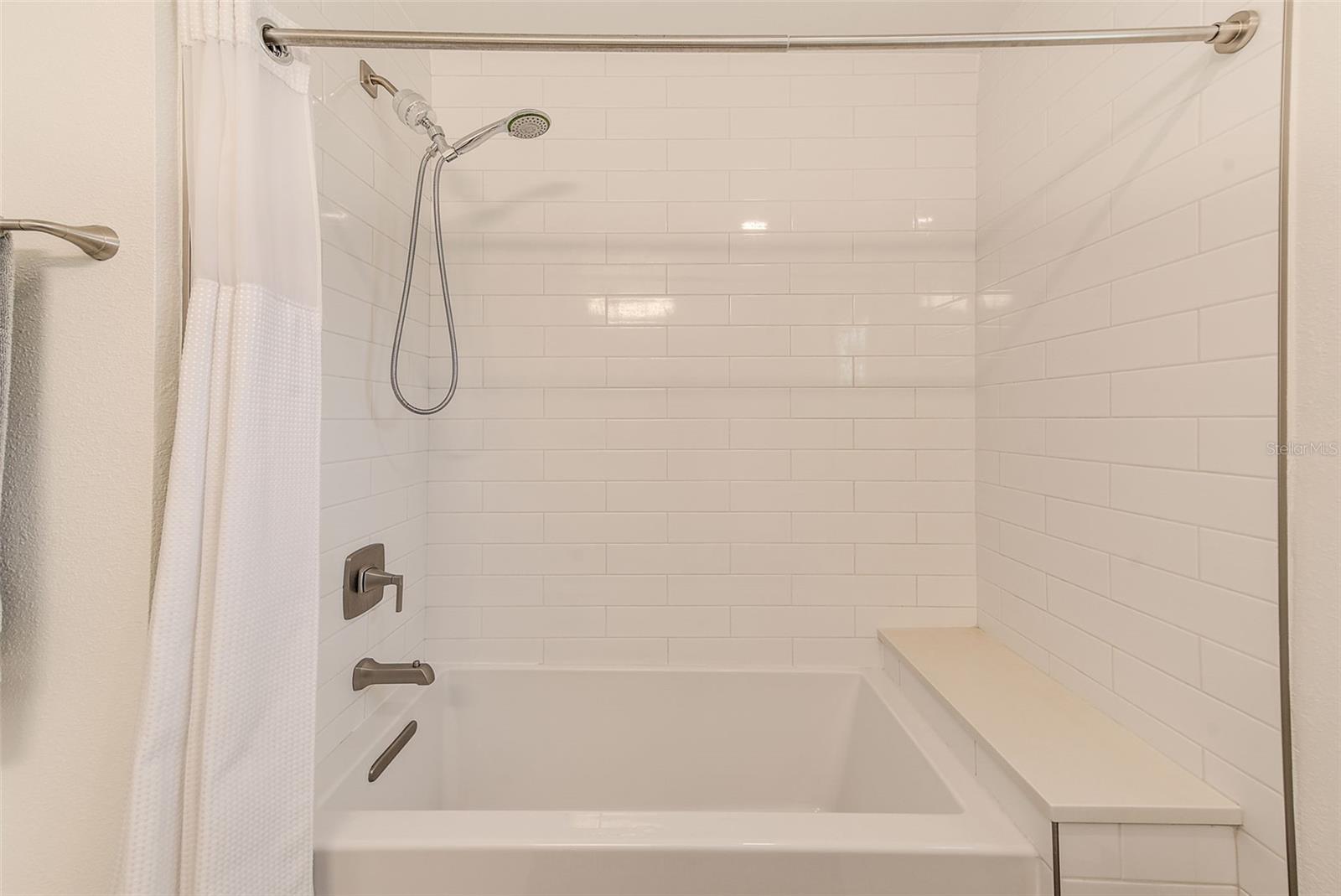 DEL ROBLES - Residential