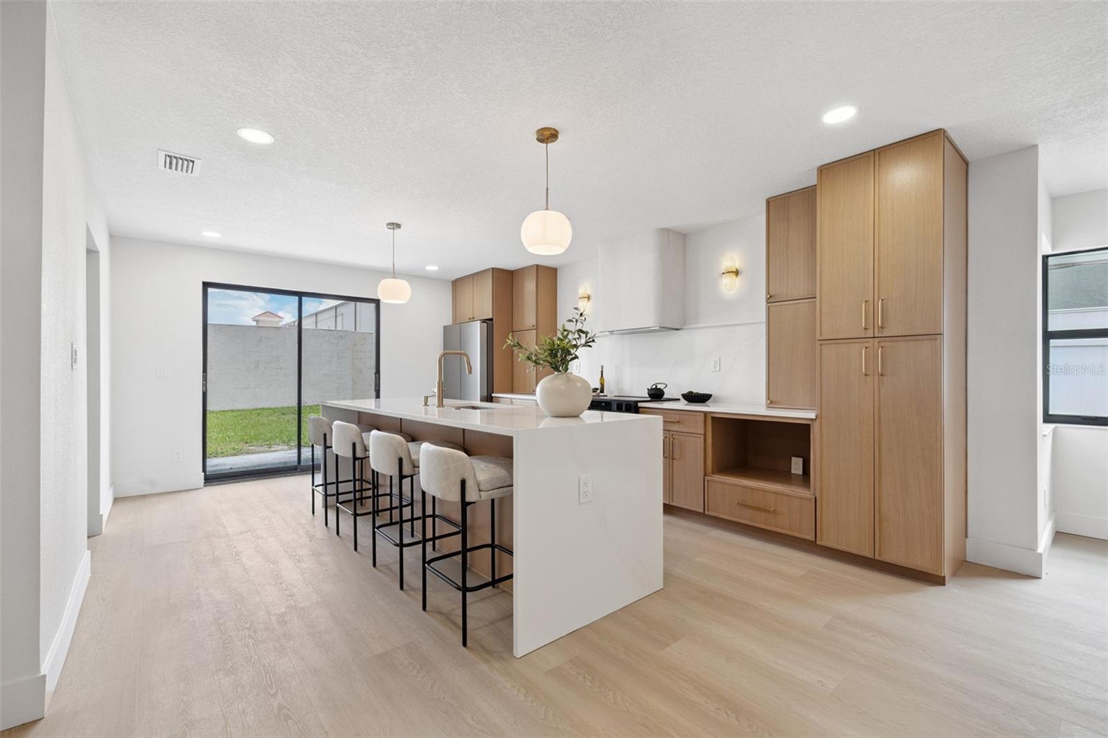 1052 CONCORD DRIVE W