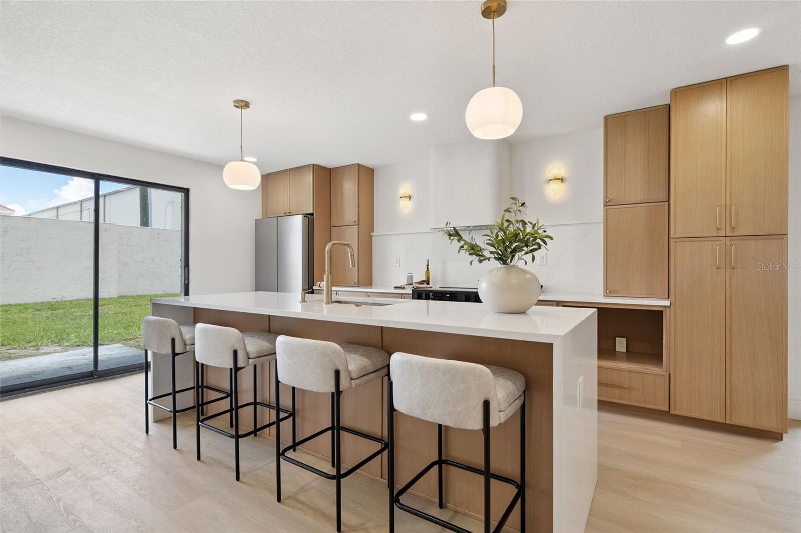 1052 CONCORD DRIVE W