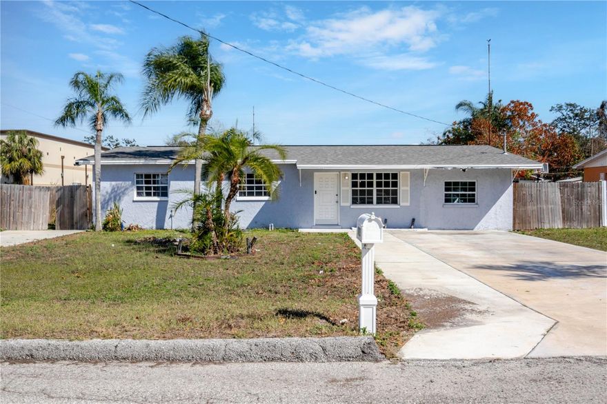 TEMPLE TERRACE RENTAL HOME - This one-story ranch home features 5 bds and 3 full bathrooms, a galley kitchen, a HUGE fenced yard with patio space, ample space to park and NO HOA. Located in the City of Temple Terrace, very close to USF, Moffit and within minutes to both I4 and I275. 20min to downtown, 25min to TIA. Hurry this one won't last!!!