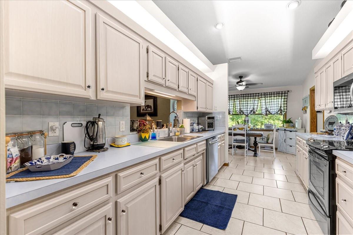 SUNRISE LAKE ESTATES - Residential