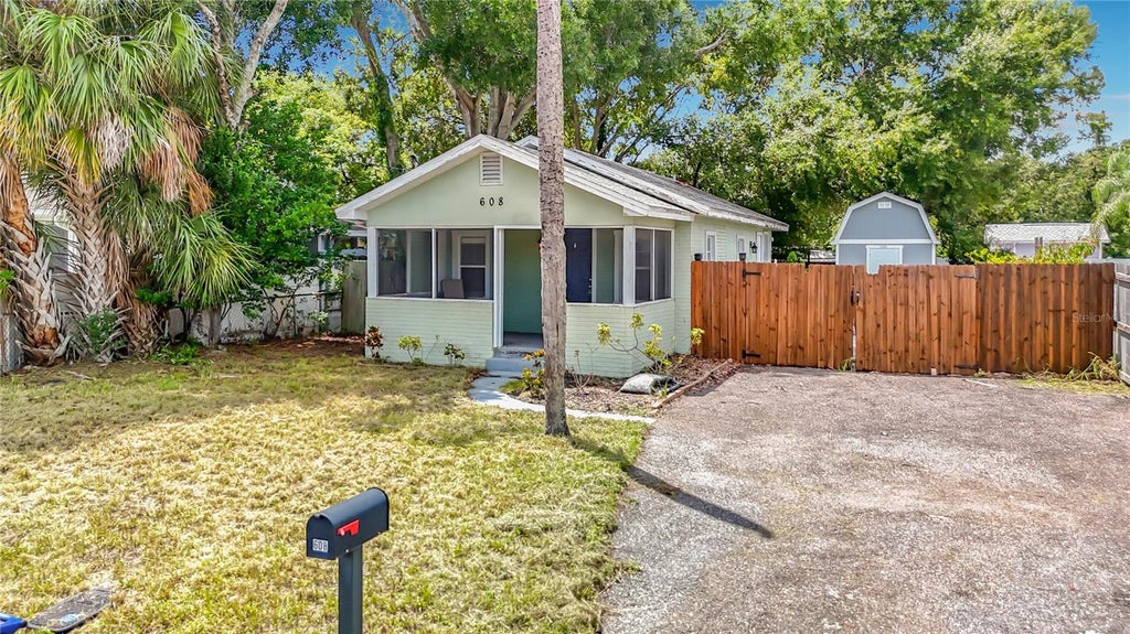 Photo of 608 N Lincoln Avenue, Tampa, FL 33609 (MLS # TB8544478)