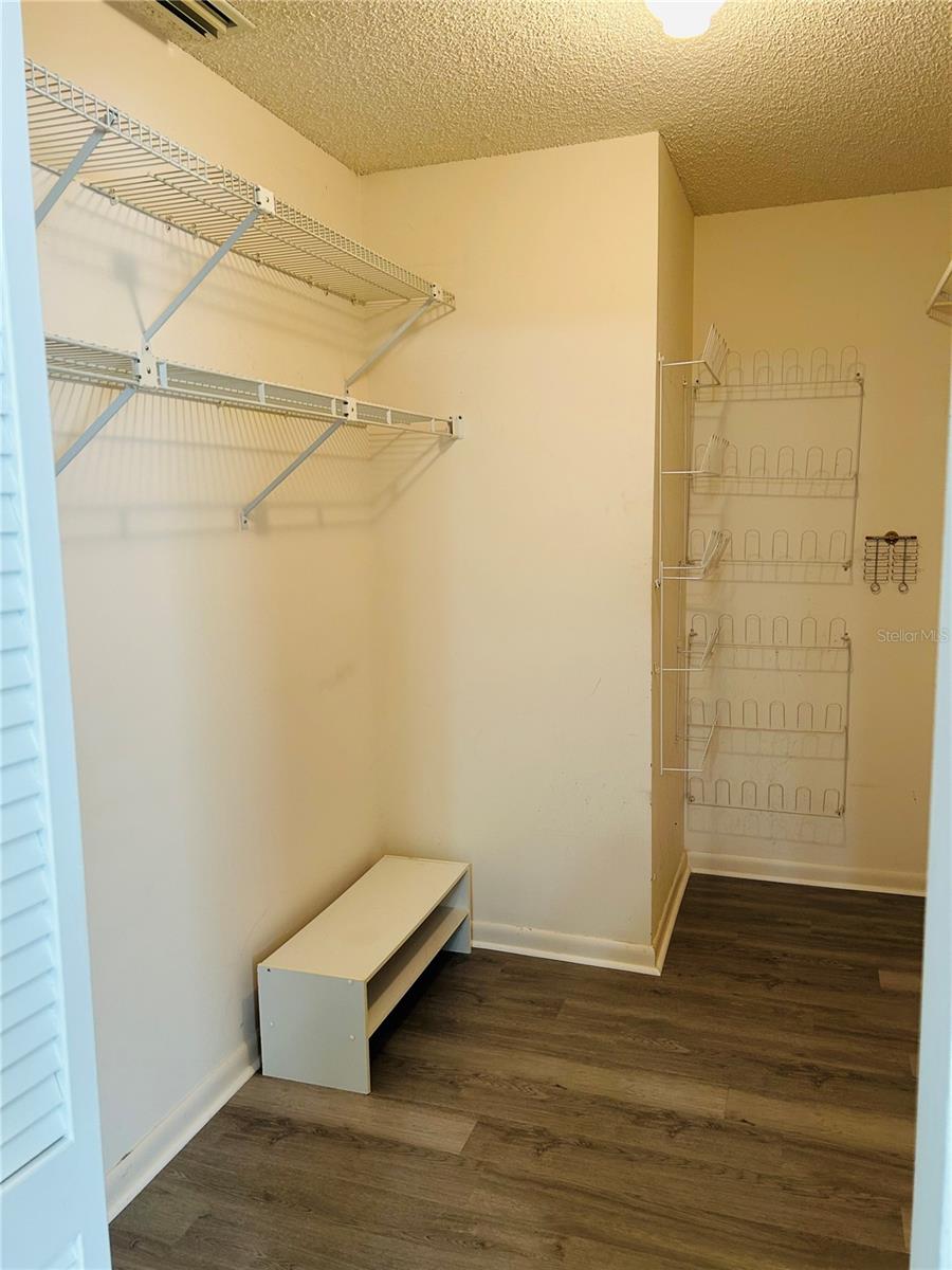 CIRCLE SQUARE WOODS - Residential