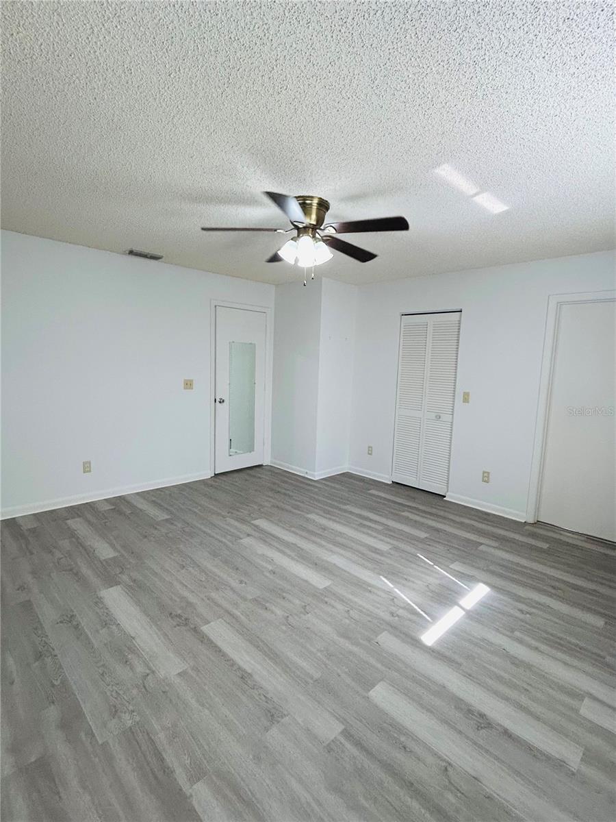 CIRCLE SQUARE WOODS - Residential