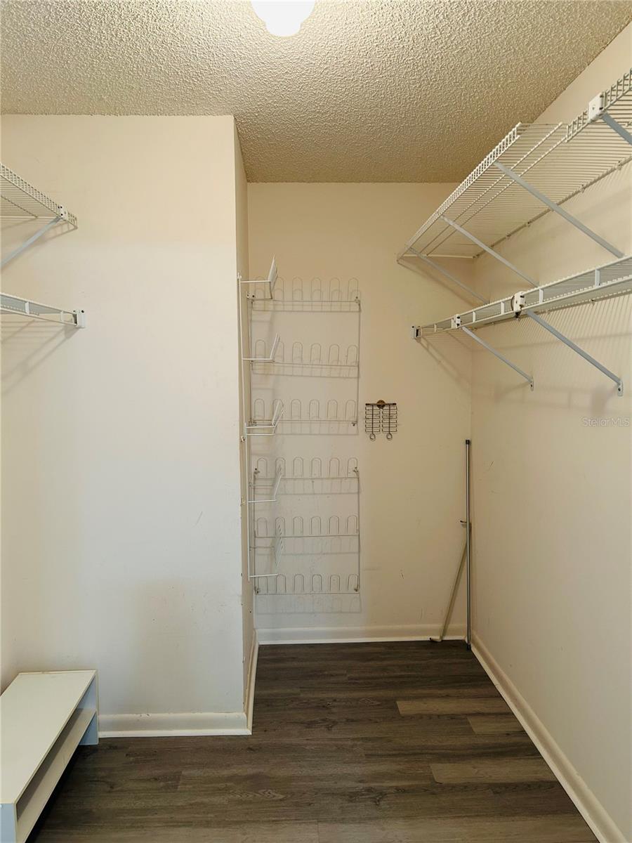 CIRCLE SQUARE WOODS - Residential