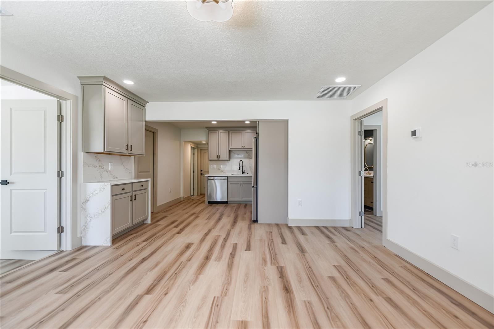 7851 40 AVE N