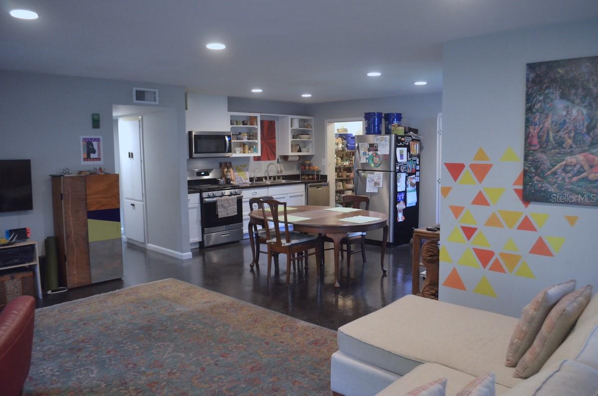 HIGHLAND COURT MANOR - Residential