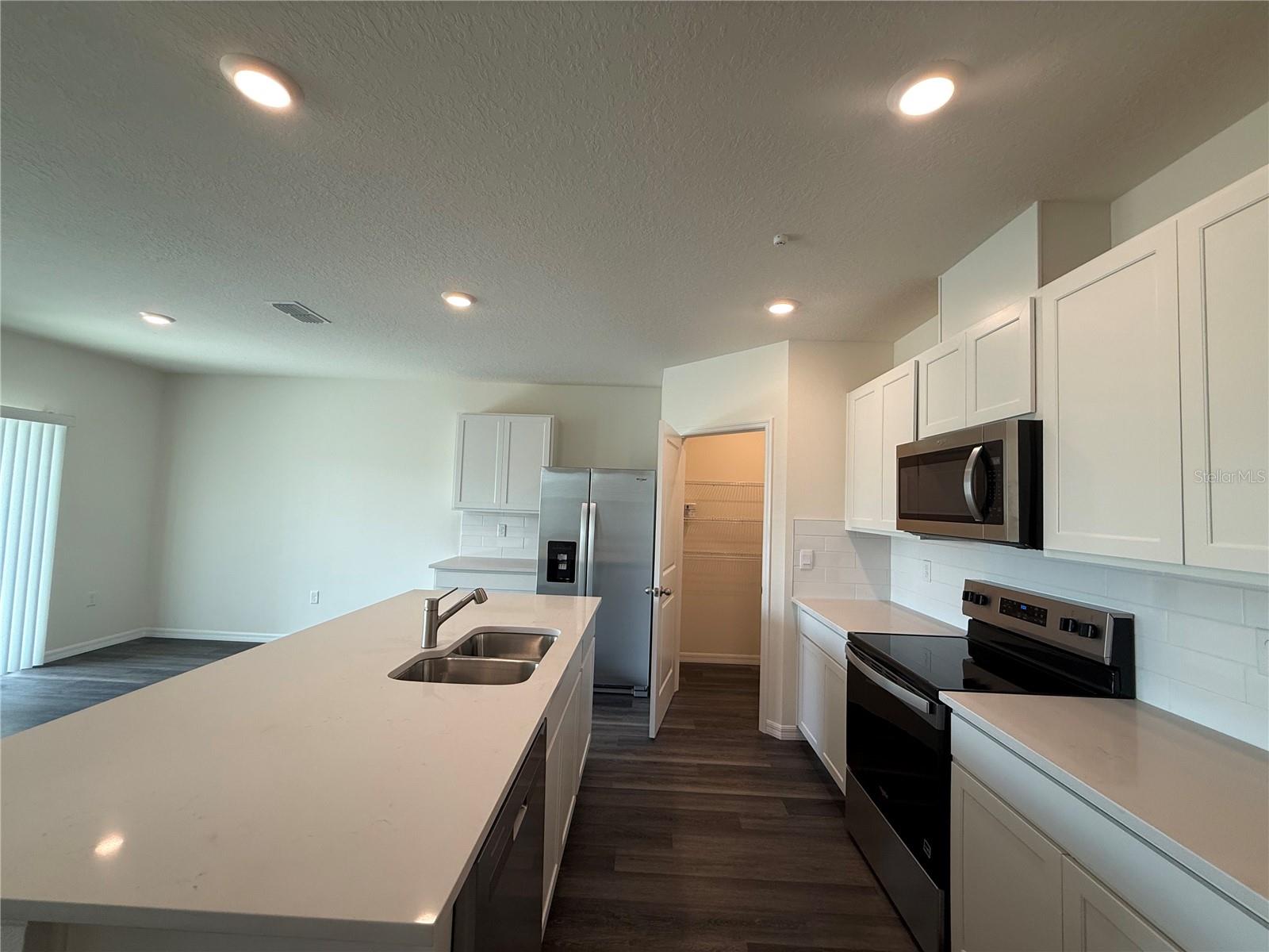 GRANDE CHAMPION/PCL SW-28 PH 1 - Residential Lease