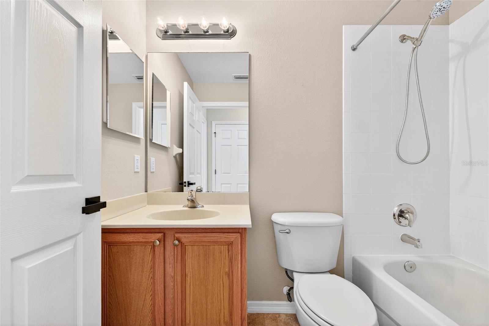 ESTATES OF AUBURNDALE - Residential Lease