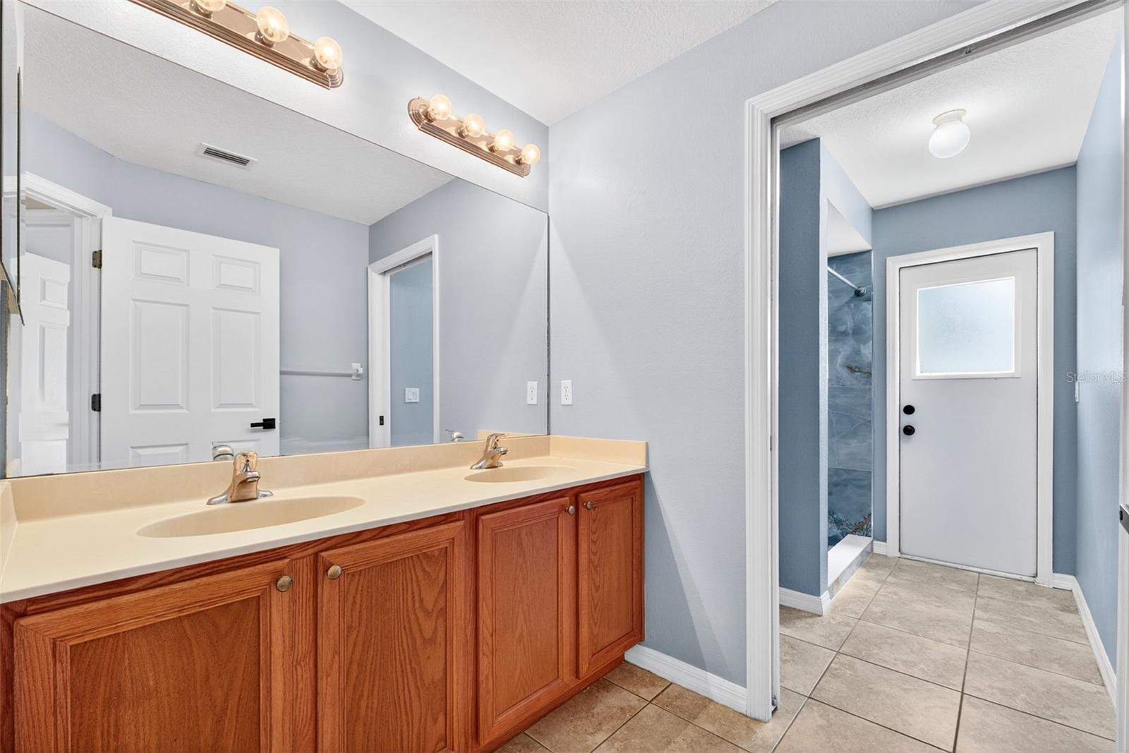 ESTATES OF AUBURNDALE - Residential Lease